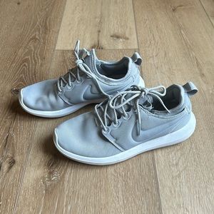 Women’s Nike tennis shoes